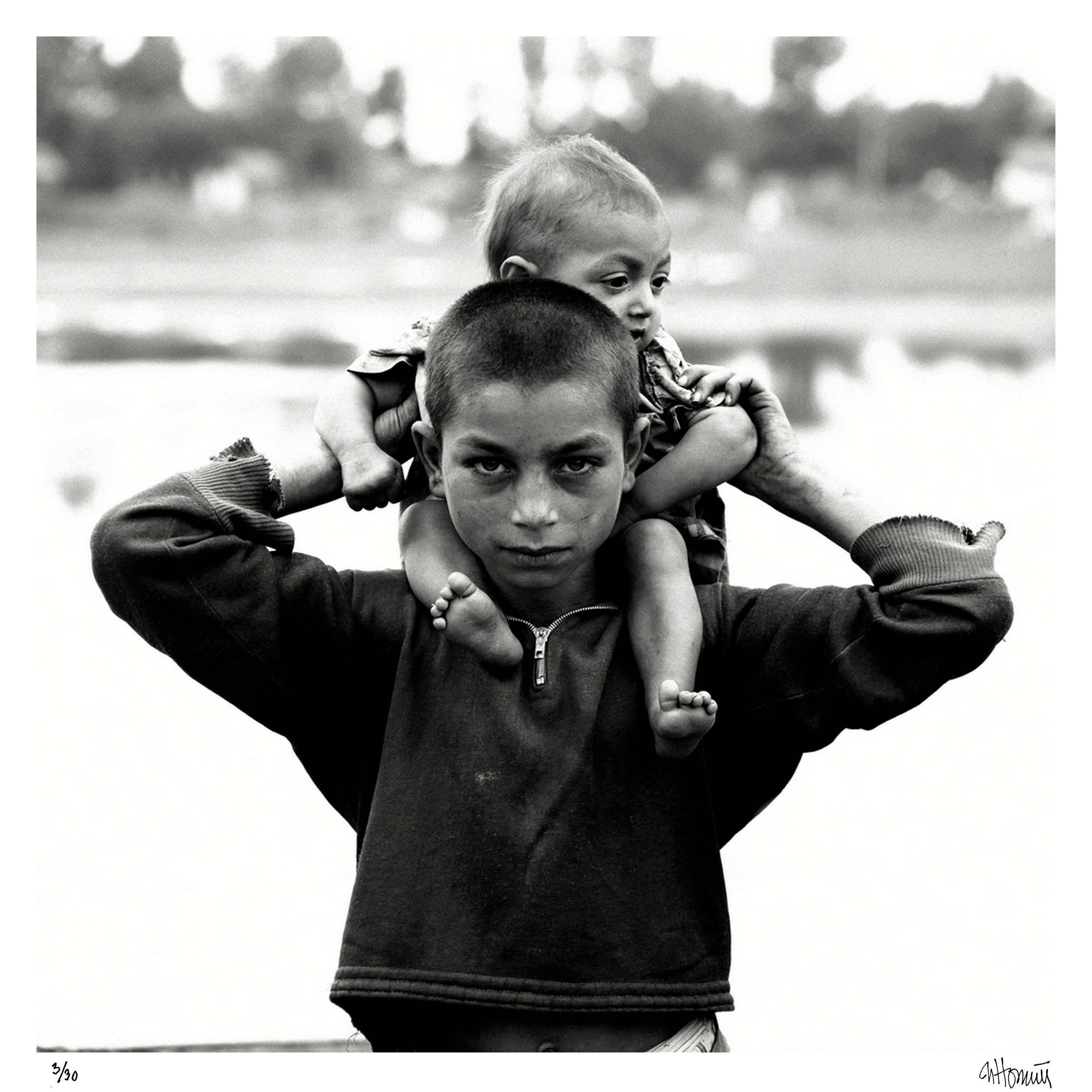 Michel Hosszù, Tzigane portant un enfant - Hongrie 1968 Michel Hosszù, Tzigane portant un enfant - Hongrie 1968