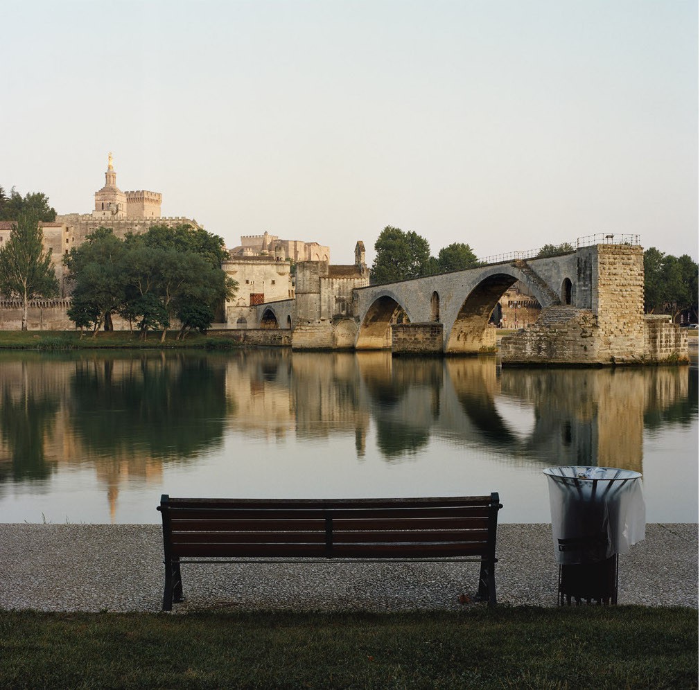 Thierry Bazin, Le banc public devant le pont d'Avignon - série vision du monde Thierry Bazin, Le banc public devant le pont d'Avignon - série vision du monde