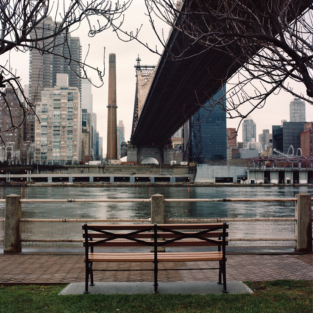Thierry Bazin, Le banc public devant la ville - série vision du monde Thierry Bazin, Le banc public devant la ville - série vision du monde