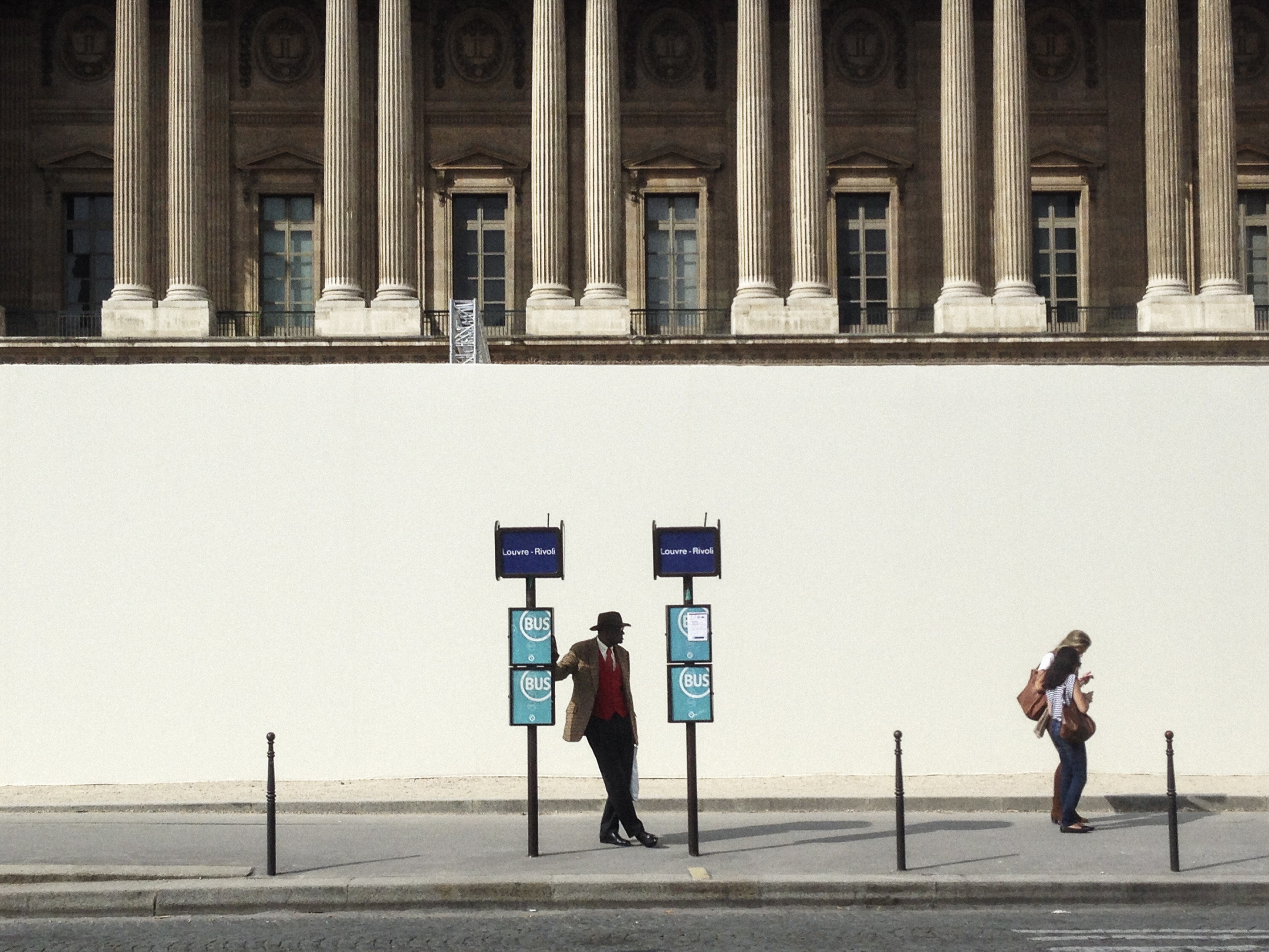 Cédric Klapisch, Un homme attend le bus devant le Louvre, Paris Cédric Klapisch, Un homme attend le bus devant le Louvre, Paris