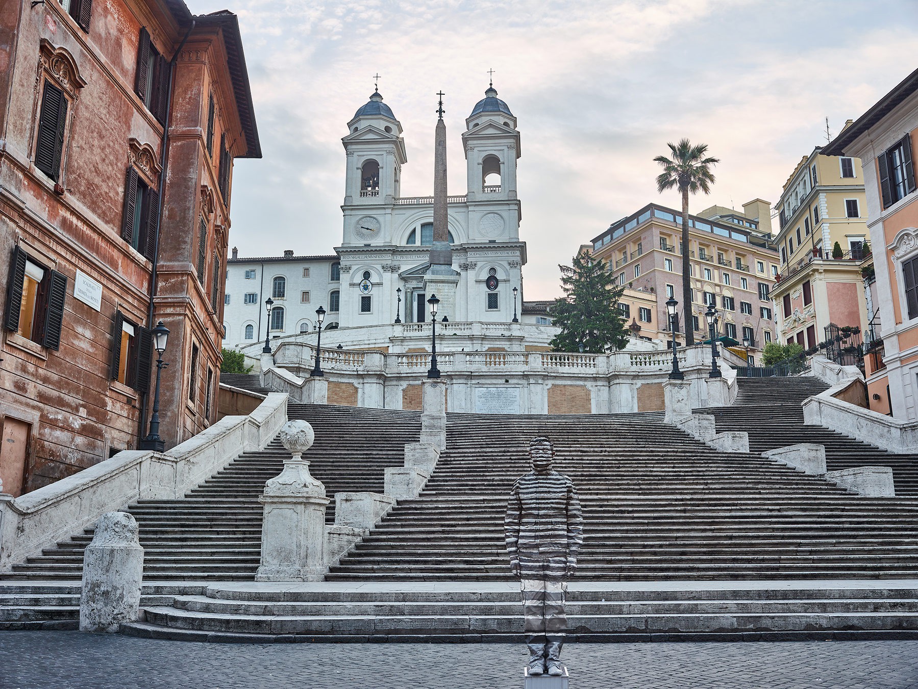Liu Bolin, Hiding in Italy - Piazza di Spagna Liu Bolin, Hiding in Italy - Piazza di Spagna