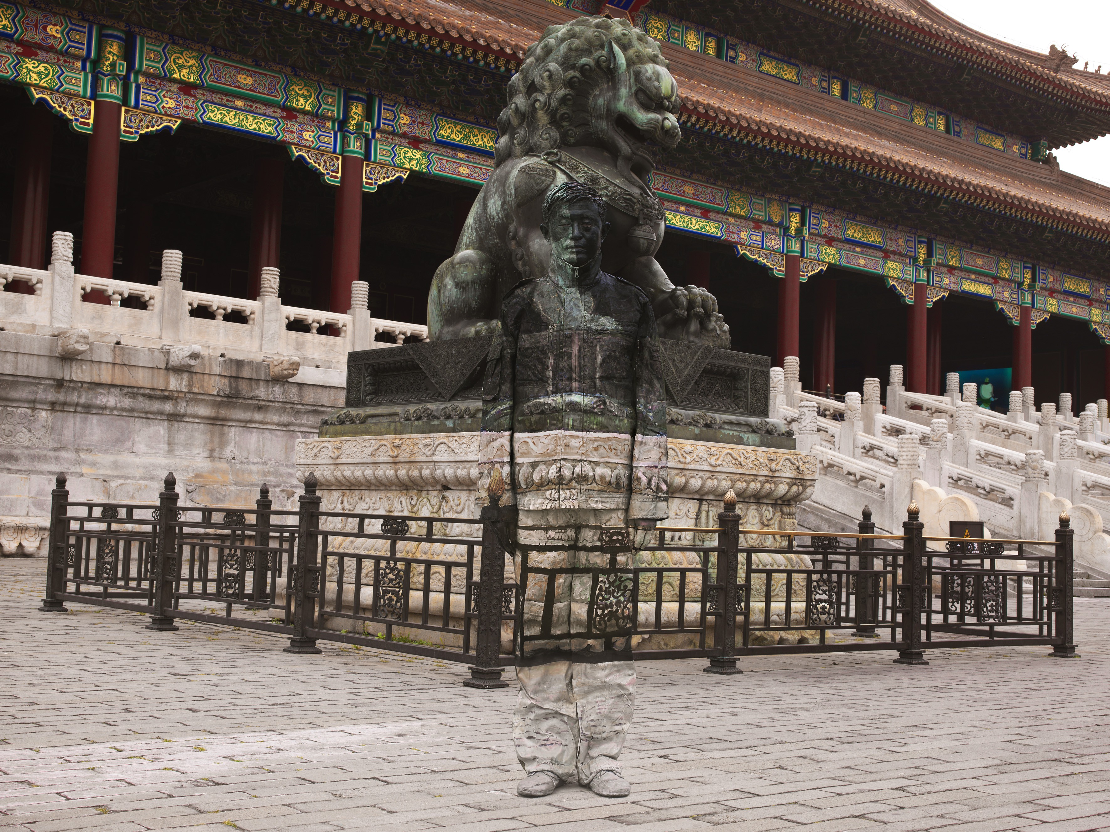 Liu Bolin, Hiding in the city - Sleeping Lion Liu Bolin, Hiding in the city - Sleeping Lion