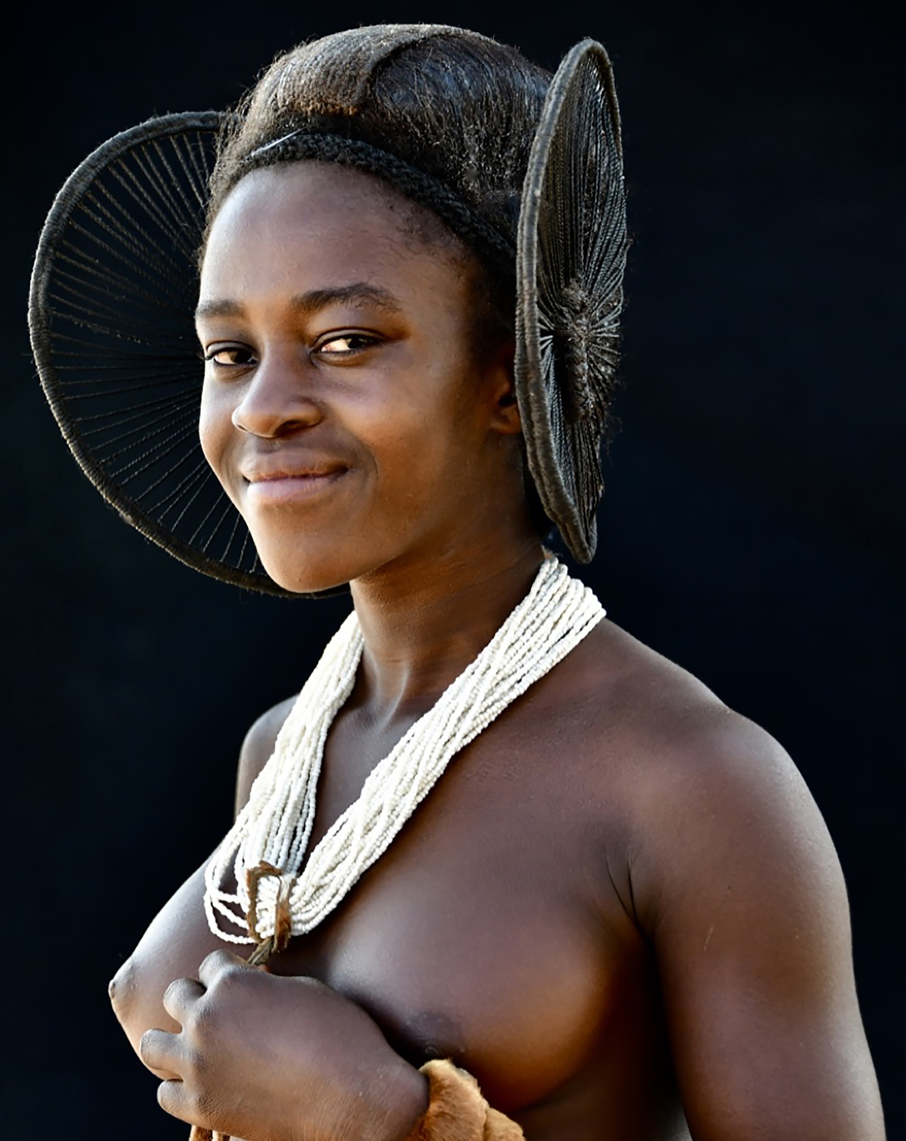 Faie Davis, Mukuaita wearing ker ungava hairstyle. Angola Faie Davis, Mukuaita wearing ker ungava hairstyle. Angola