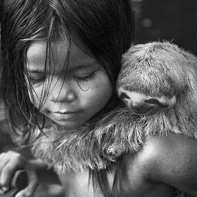 Photographie, Child with sloth, The Amazon Forest, Brazil, Araquém Alcântara