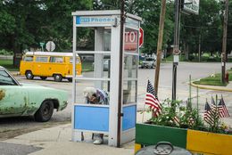 Photographie, Woman in Phone Booth, Wisconsin USA, Dennis Church