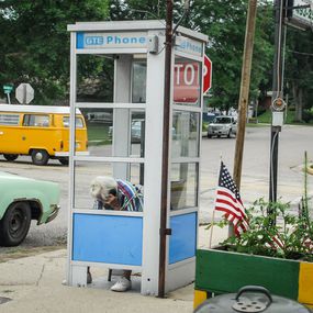 Fotografien, Woman in Phone Booth, Wisconsin USA, Dennis Church