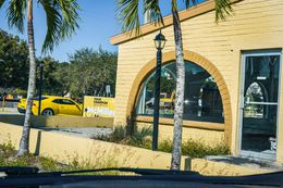 Photographie, Yellow Car and Building, Florida USA, Dennis Church