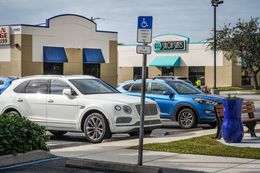 Photographie, Cars in Parking Lot with Big Blue Vase, Florida, Dennis Church