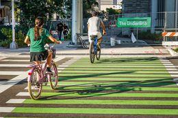 Photographie, Icyclists in Green Crosswalk, Miami, Florida, Dennis Church