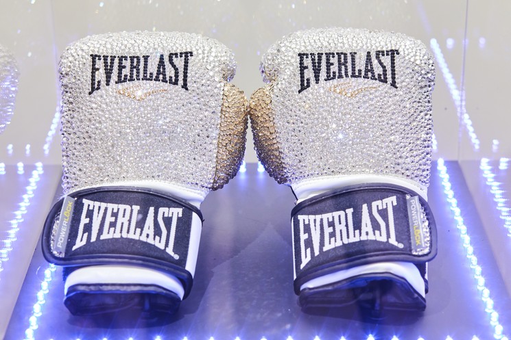 ▷ Everlast shiny boxing gloves by Angela Gomes, 2020, Sculpture