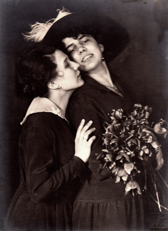 Frantisek Drtikol, 2 women with bouquet of roses Frantisek Drtikol, 2 women with bouquet of roses