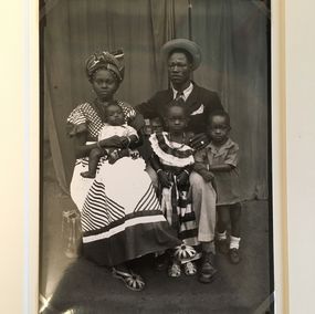 Quatre femmes en camisole avec un bébé