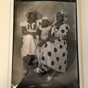 Deux femmes assises et une petite fille debout. Toutes les trois en camisole, Seydou Keita