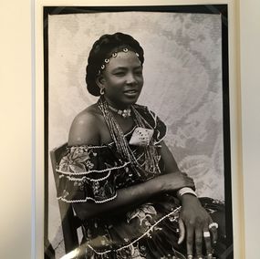 Une femme style Versailles avec une coiffure zazou et pendentif en or, Seydou Keita