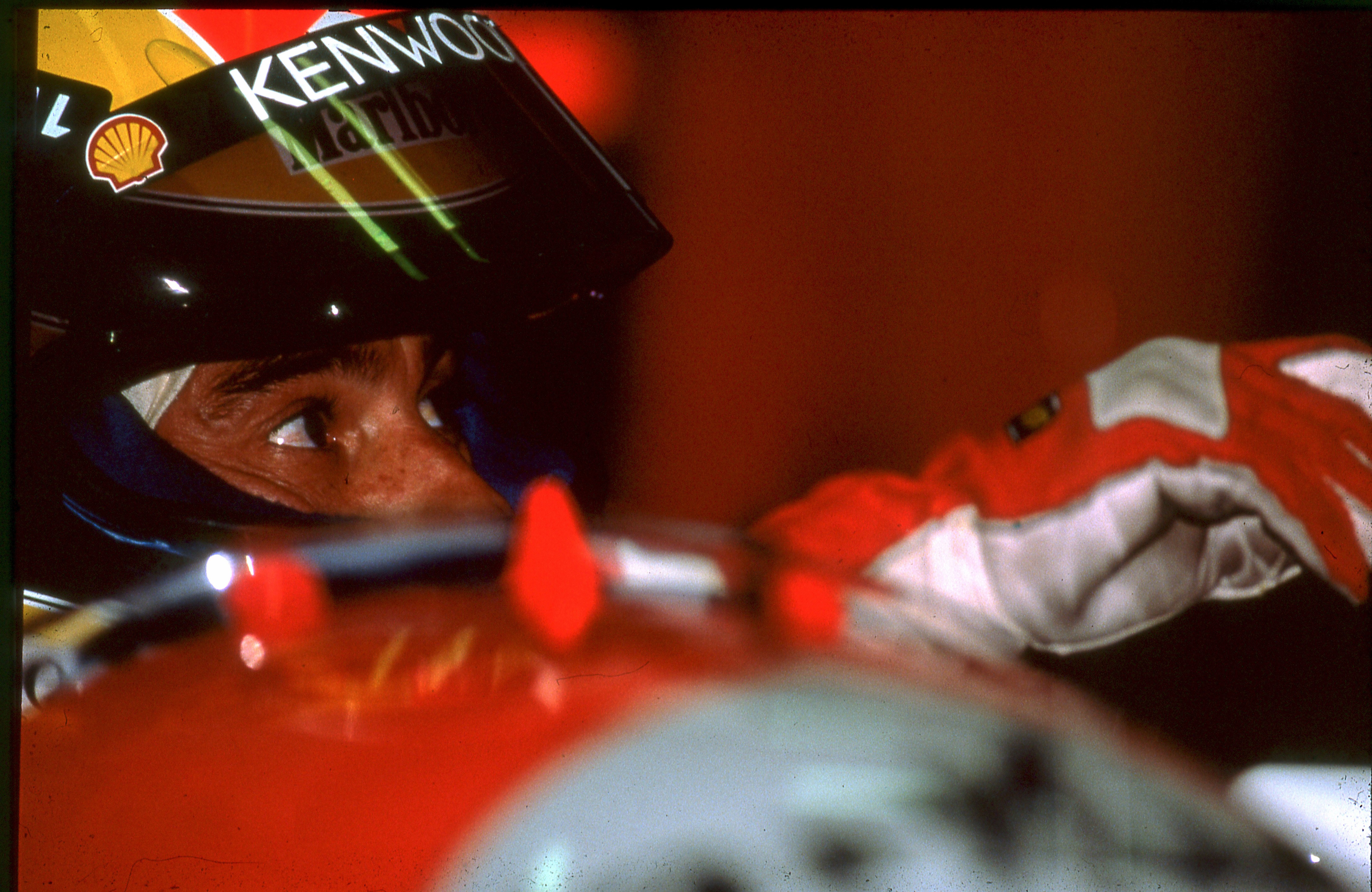 Dominique Leroy, Ayrton Senna, ajustant son rétroviseur Dominique Leroy, Ayrton Senna, ajustant son rétroviseur