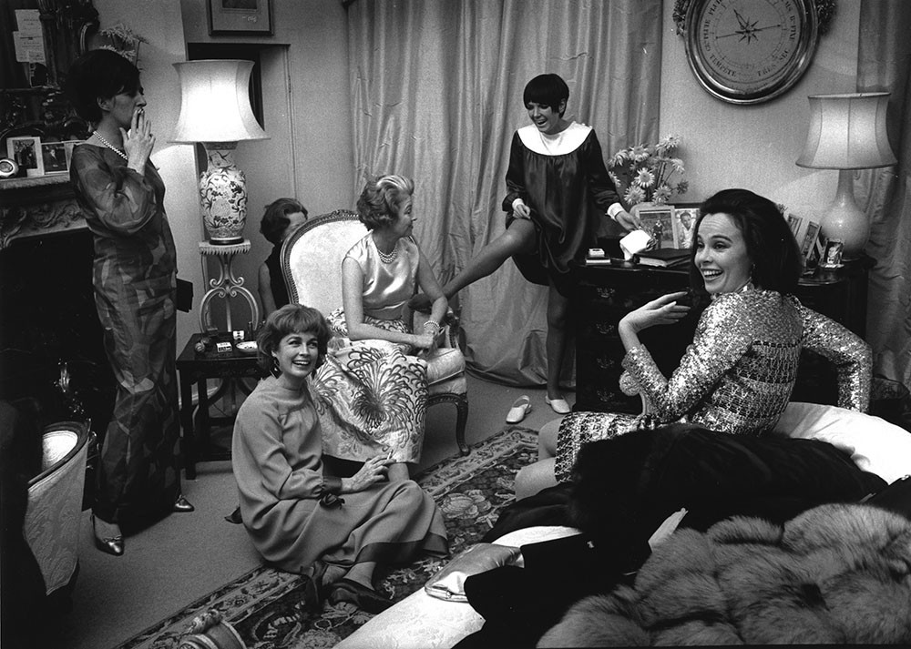 Pierre Boulat, Leslie Caron (actrice) et Mary Quant (couturière), aparté entre femmes dans la chambre de la femme de Stanley Donen Pierre Boulat, Leslie Caron (actrice) et Mary Quant (couturière), aparté entre femmes dans la chambre de la femme de Stanley Donen