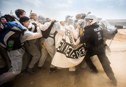 Photographie, Activists VS Police (ENDEGELANDE), Germany, David Tesinsky