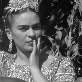 Photographie, Frida Kahlo en el jardín xochimilco, México (Framed), Leo Matiz