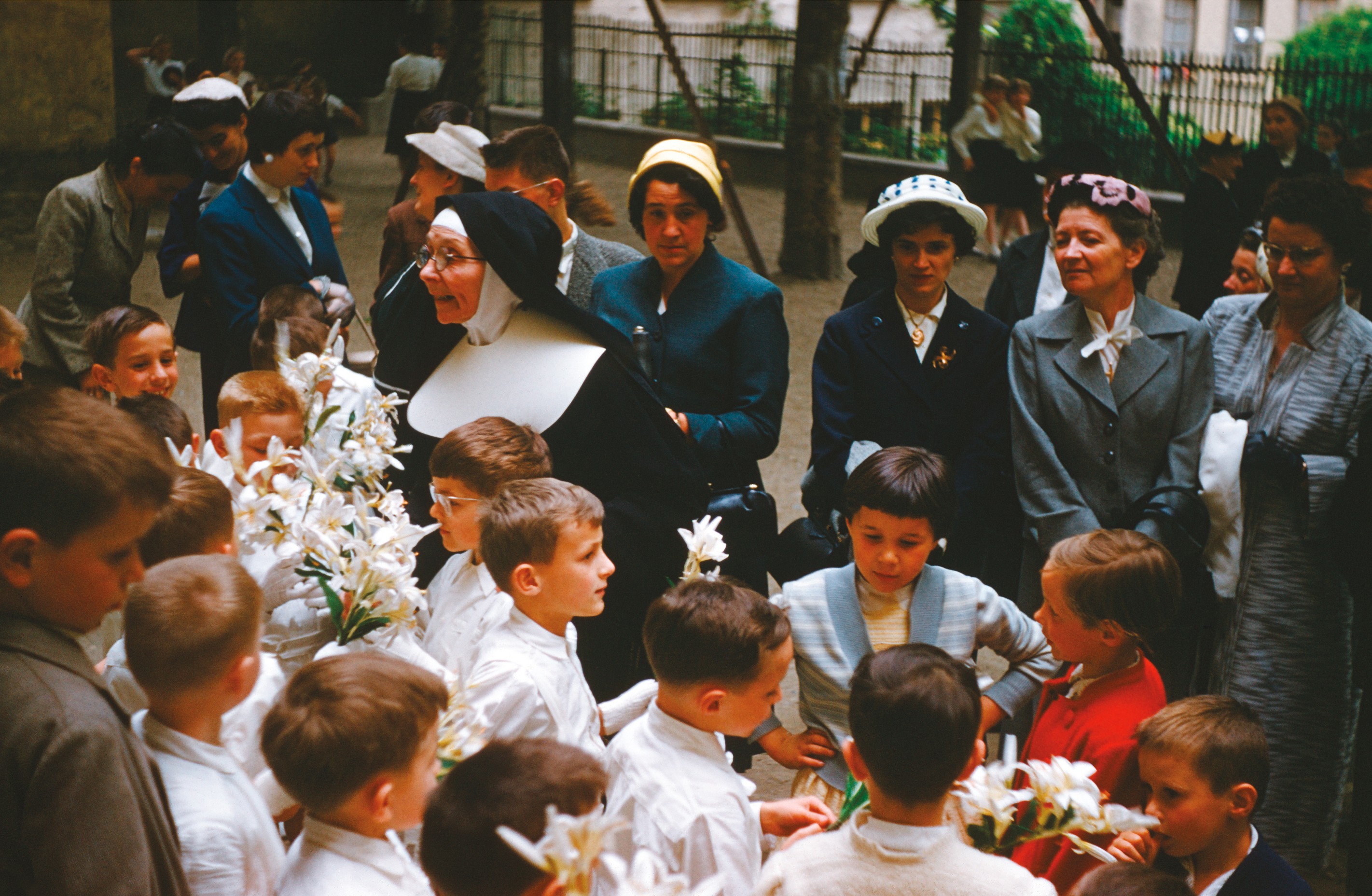 Didier Bizet, Communion à l’école Saint-Bruno avec la soeur Marie Germain Didier Bizet, Communion à l’école Saint-Bruno avec la soeur Marie Germain