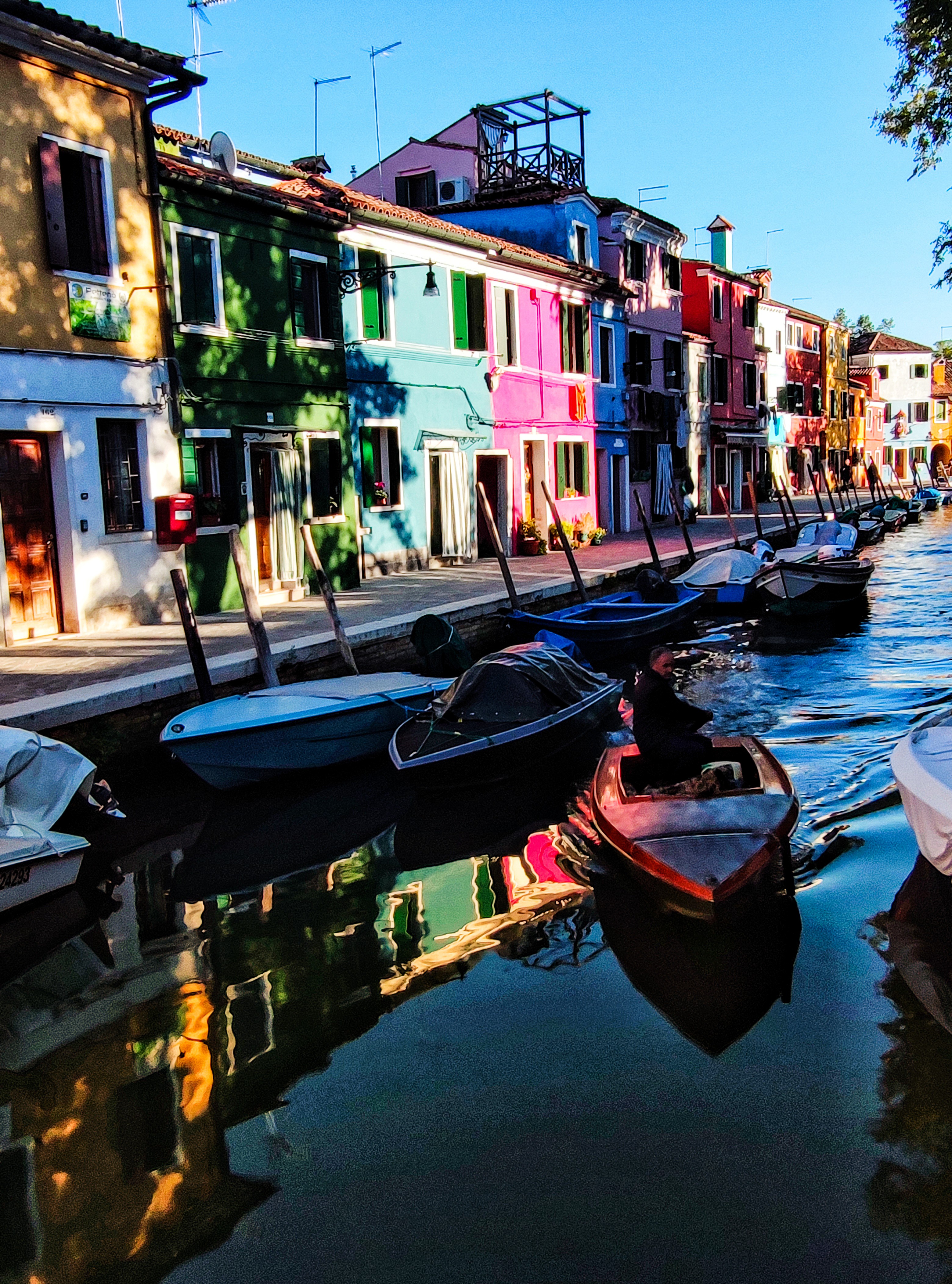 Dominique Leroy, Pêcheur sur l ile de Burano. Italie Dominique Leroy, Pêcheur sur l ile de Burano. Italie