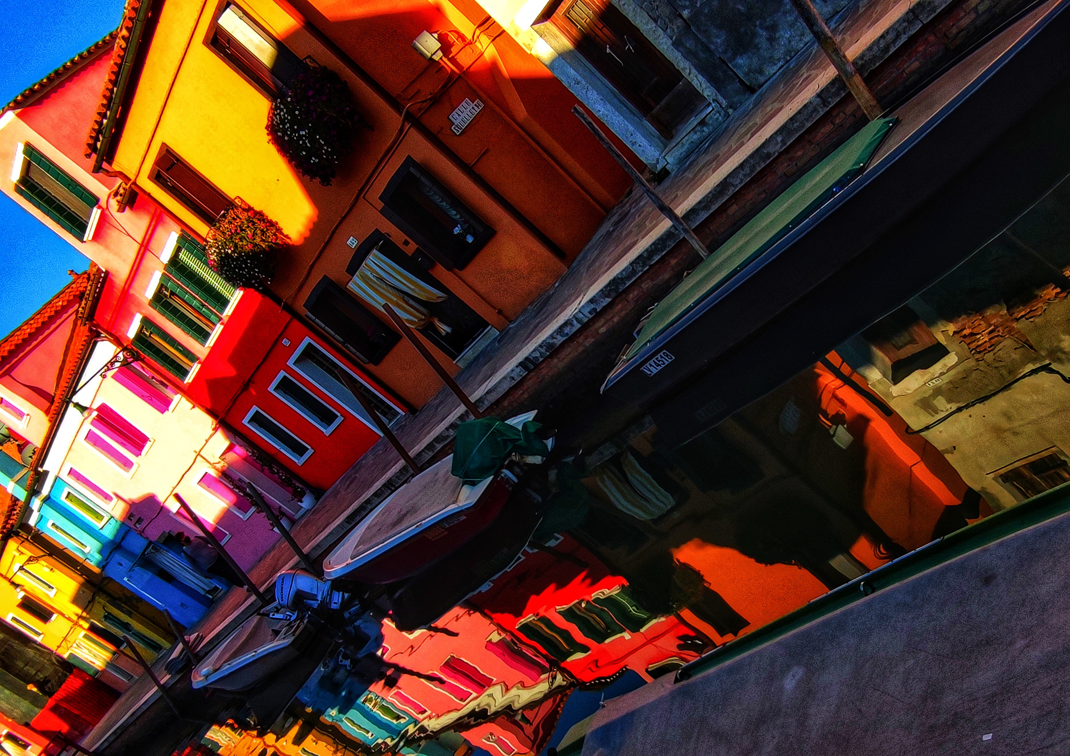 Dominique Leroy, Reflets de couleurs d architecture à Burano Dominique Leroy, Reflets de couleurs d architecture à Burano