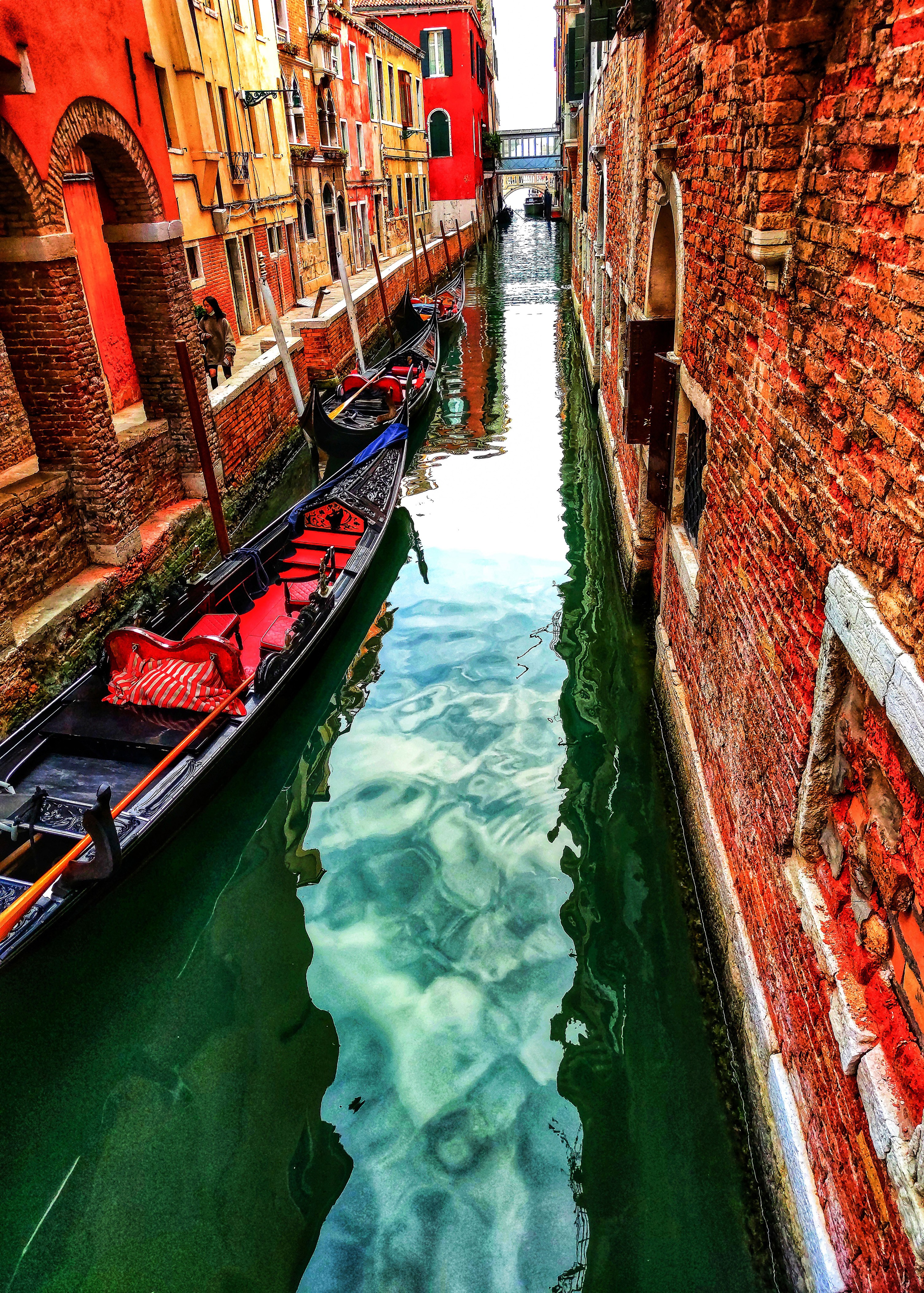 Dominique Leroy, Gondole sur le canal du pont des soupirs. Venise Dominique Leroy, Gondole sur le canal du pont des soupirs. Venise