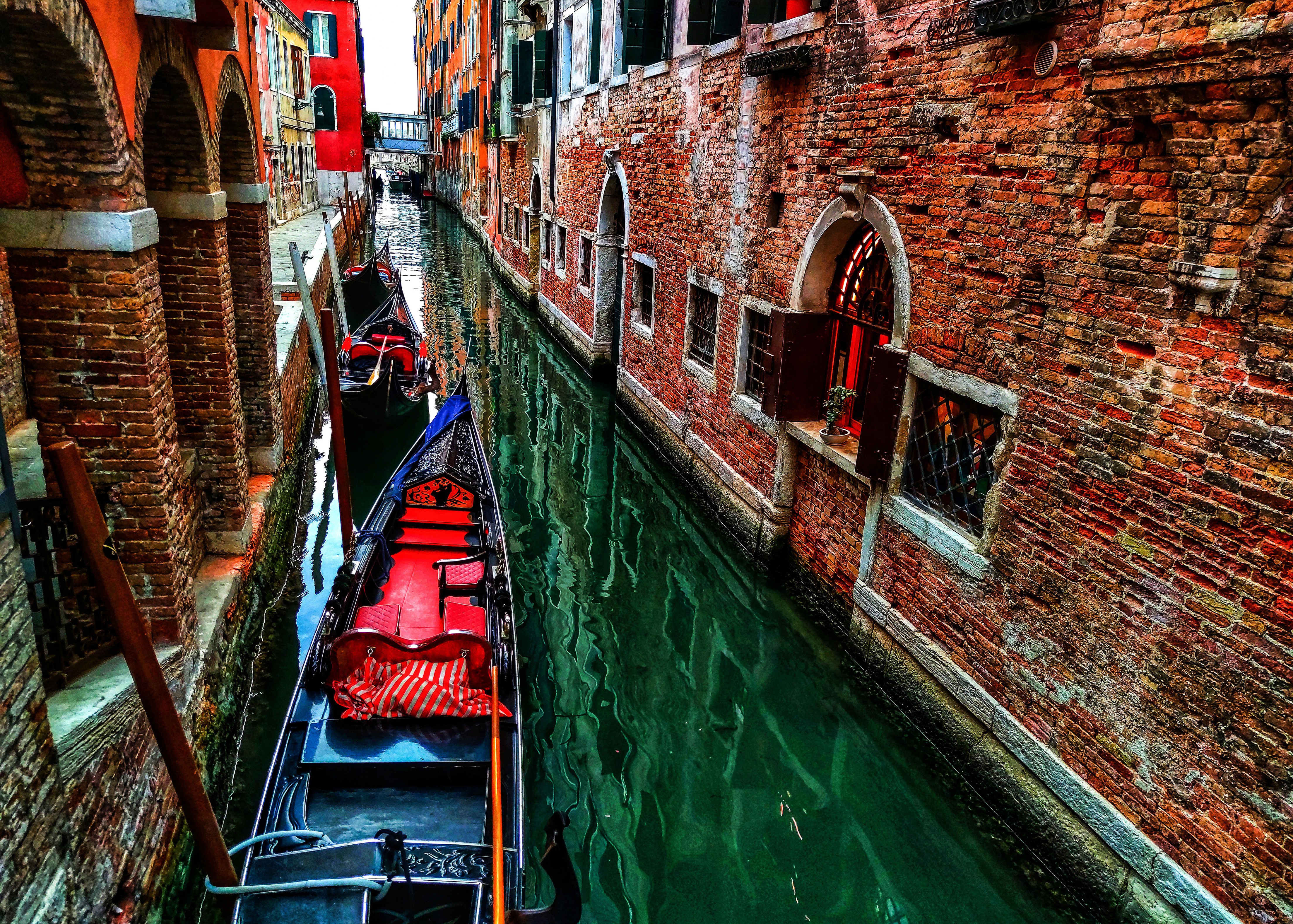 Dominique Leroy, Gondole sur le canal du pont des soupirs. Venise 2 Dominique Leroy, Gondole sur le canal du pont des soupirs. Venise 2
