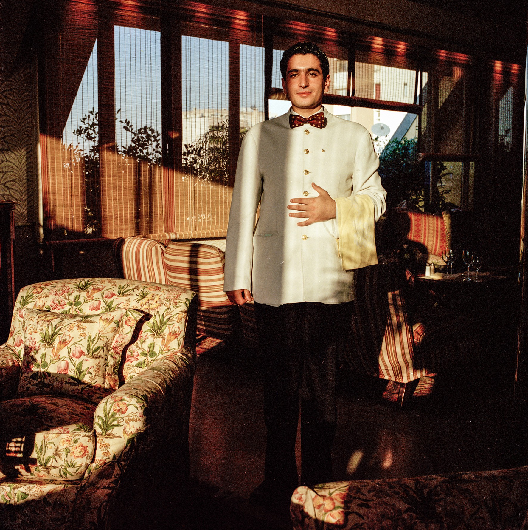 José Nicolas, Garçon dans les salons de l’hôtel Albergo dans le quartier chrétien Achrafieh, Beyrouth, Liban José Nicolas, Garçon dans les salons de l’hôtel Albergo dans le quartier chrétien Achrafieh, Beyrouth, Liban
