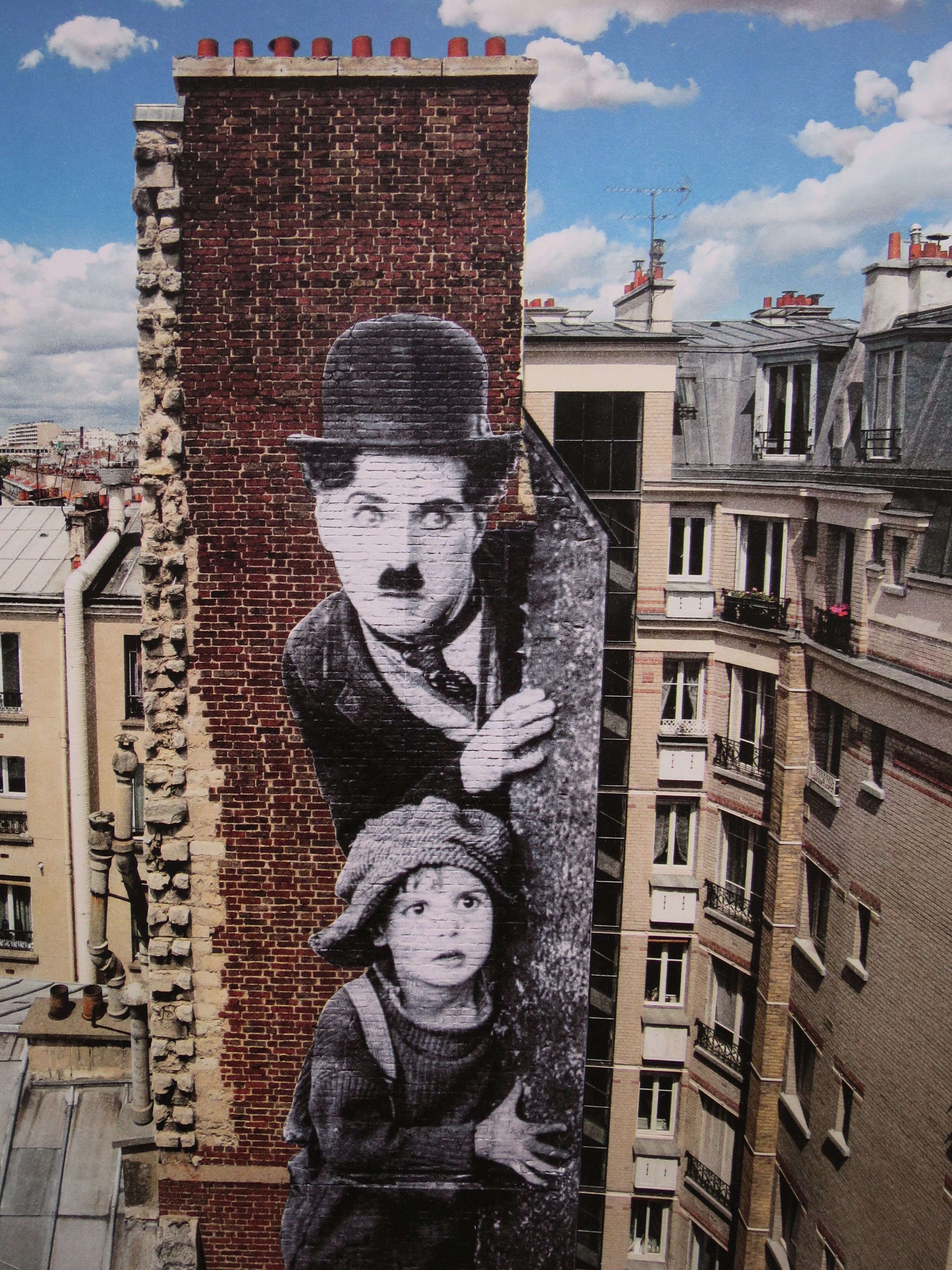 JR, Unframed, Charlie Chaplin revu par JR, The Kid, Charlie Chaplin & Jackie Coogan, USA, 1923, de jour Paris JR, Unframed, Charlie Chaplin revu par JR, The Kid, Charlie Chaplin & Jackie Coogan, USA, 1923, de jour Paris
