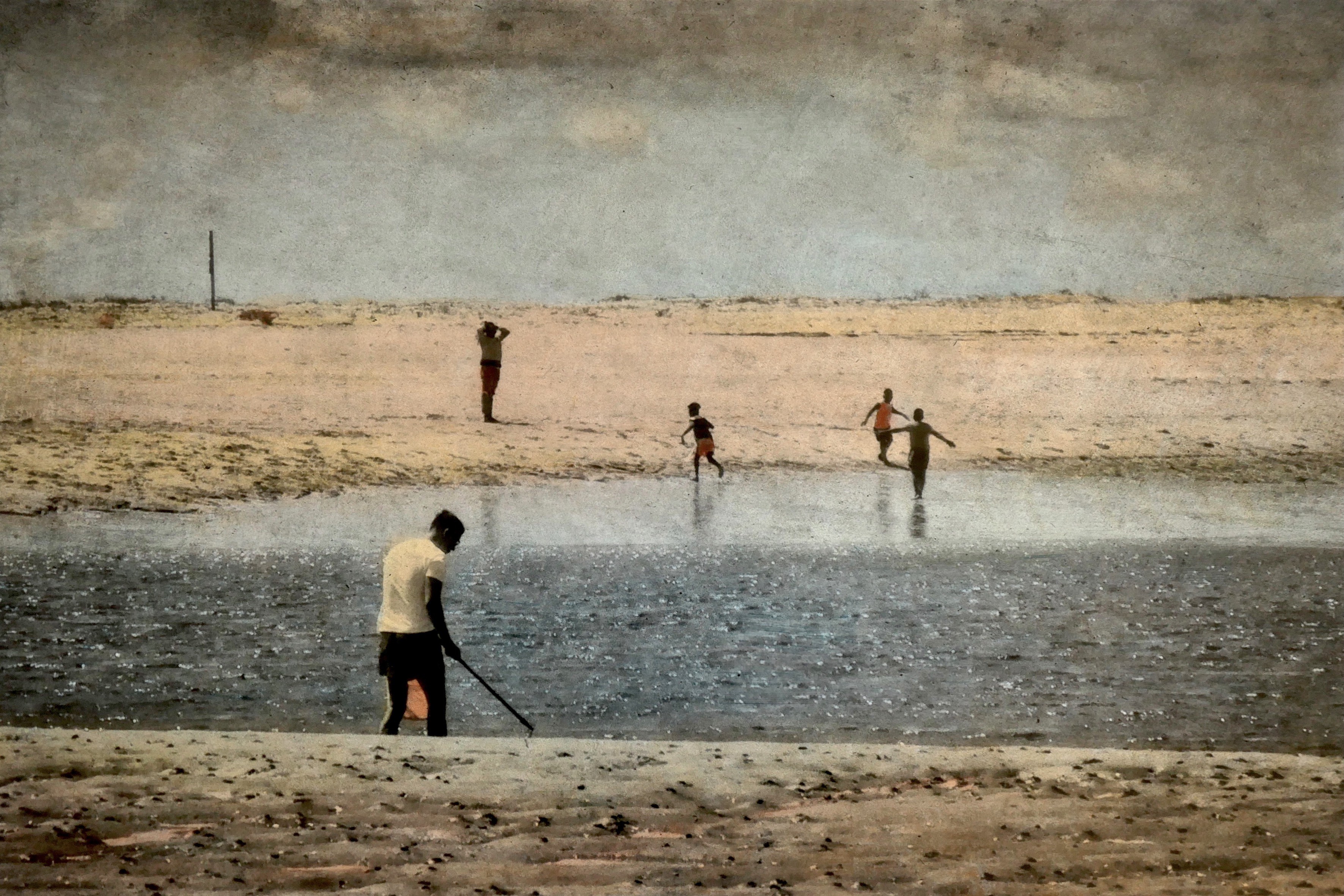 Irène Jonas, Pêche aux coquillages, de la série - Un été sans fin Irène Jonas, Pêche aux coquillages, de la série - Un été sans fin