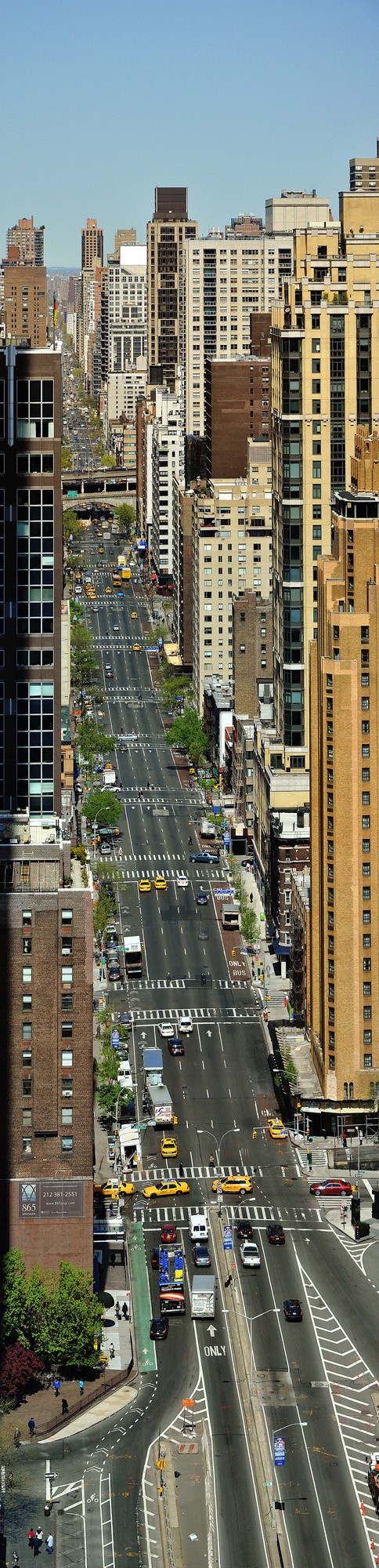 Jean Pierre De Neef, Batman's view of the 1st Avenue of New York City - Panoramic Color Photography Jean Pierre De Neef, Batman's view of the 1st Avenue of New York City - Panoramic Color Photography
