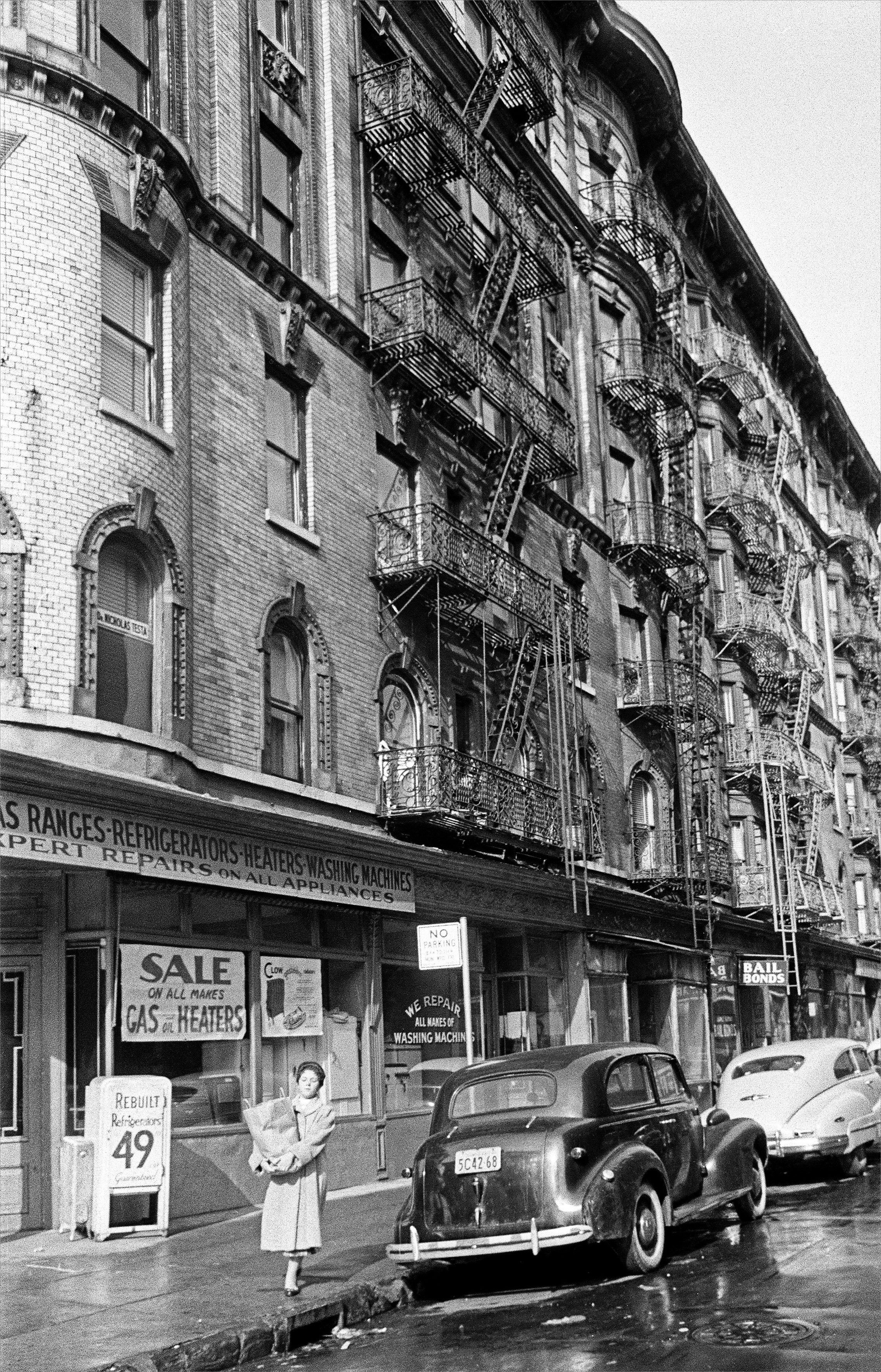 Fabrizio La Torre, Tornando con le spese, New York (1955) - Large size Black & White Fine Art Print Fabrizio La Torre, Tornando con le spese, New York (1955) - Large size Black & White Fine Art Print