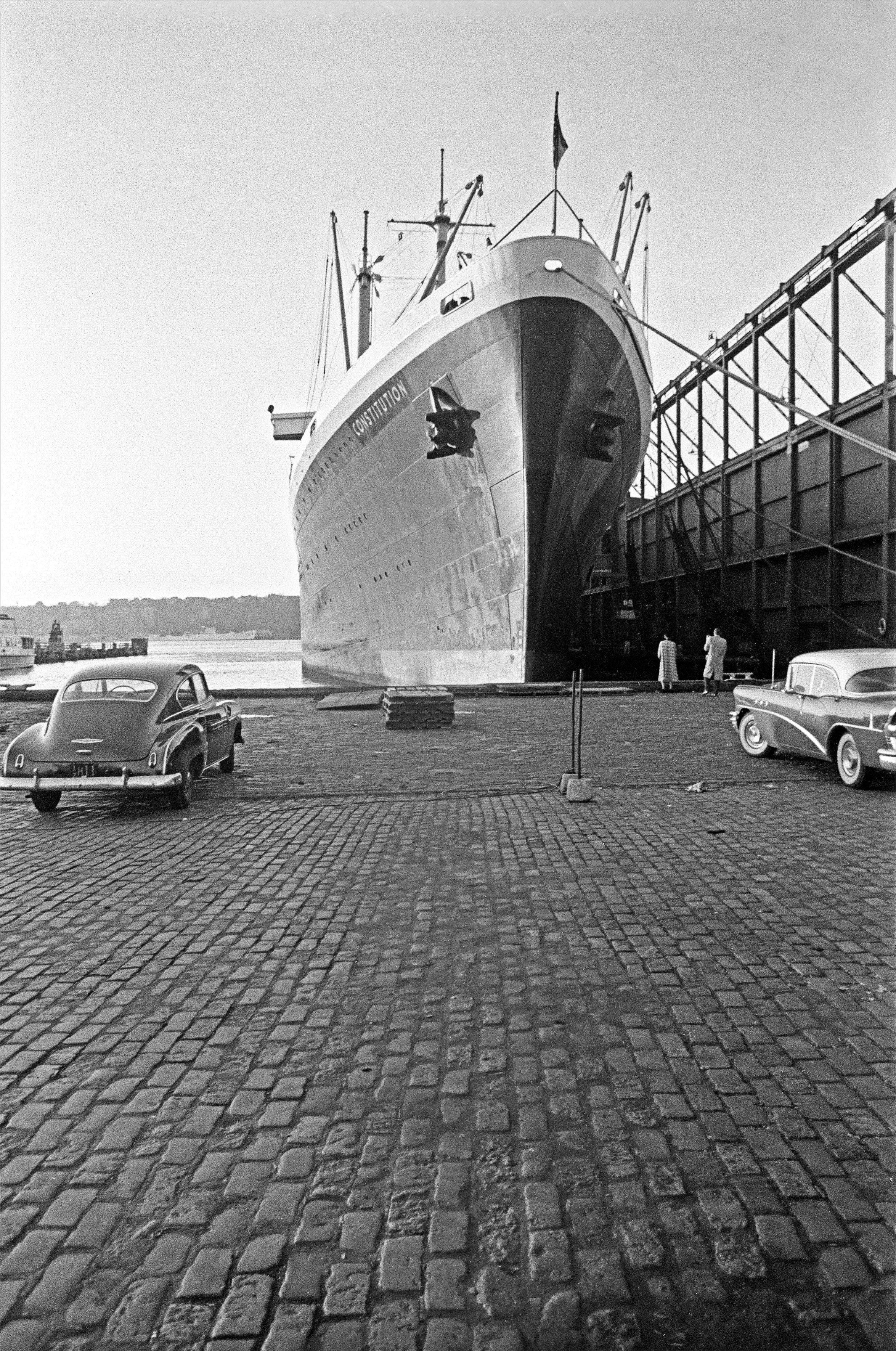 Fabrizio La Torre, Parcheggio Condiviso, the port of New York (1955) - Large size Black & White Fine Art Print Fabrizio La Torre, Parcheggio Condiviso, the port of New York (1955) - Large size Black & White Fine Art Print