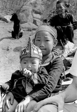 La sorella maggiore, dans un village Méo, Thaïlande 1959, Fabrizio La Torre