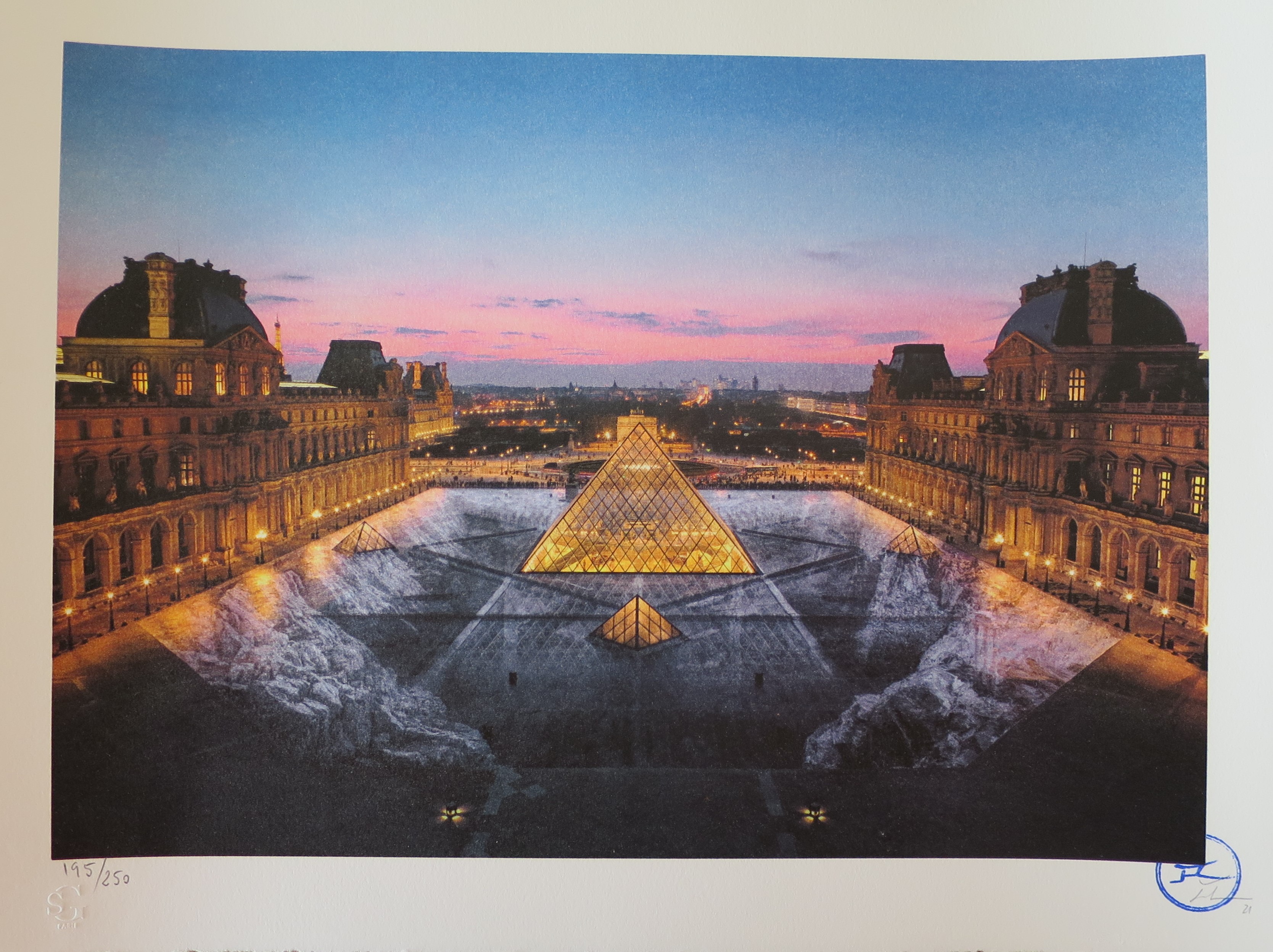 JR, JR au Louvre, 29 Mars 2019, Paris, France (19h45) JR, JR au Louvre, 29 Mars 2019, Paris, France (19h45)