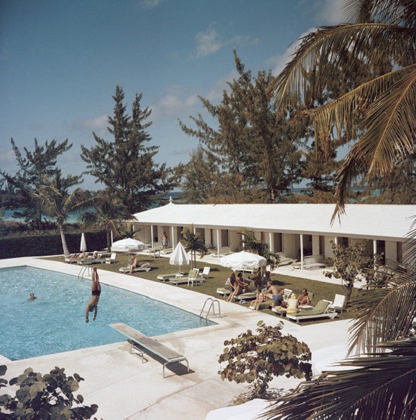 Slim Aarons, Taking The plunge Slim Aarons, Taking The plunge