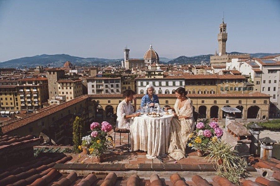 Slim Aarons, Santa and Serena Antonelli Slim Aarons, Santa and Serena Antonelli