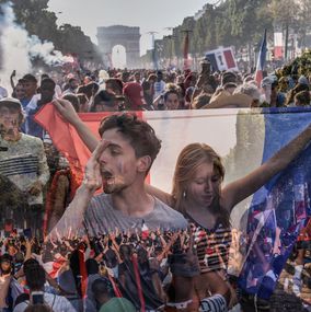 Fotografien, Chaos. Victoire des Bleus à la coupe du Monde 2018, Paris, France, Eric Bouvet