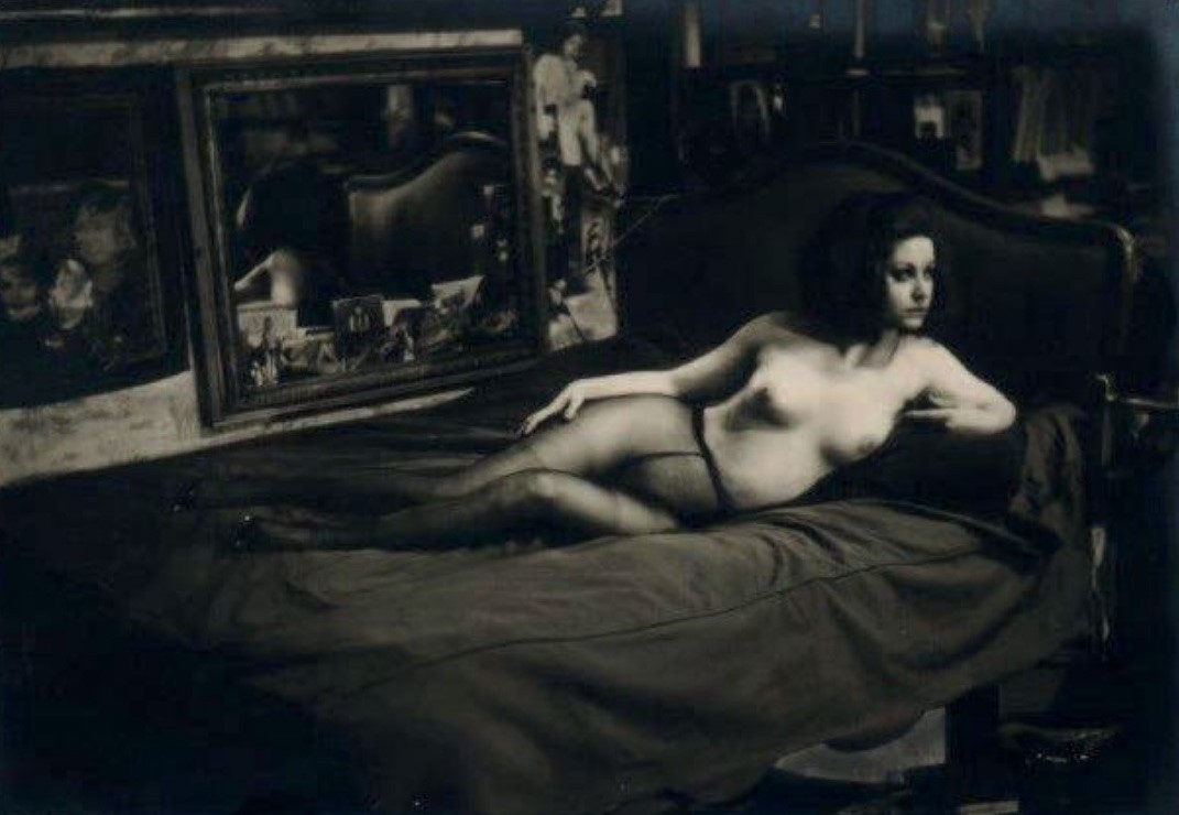 Pierre Molinier, Hanel allongée sur le lit Pierre Molinier, Hanel allongée sur le lit