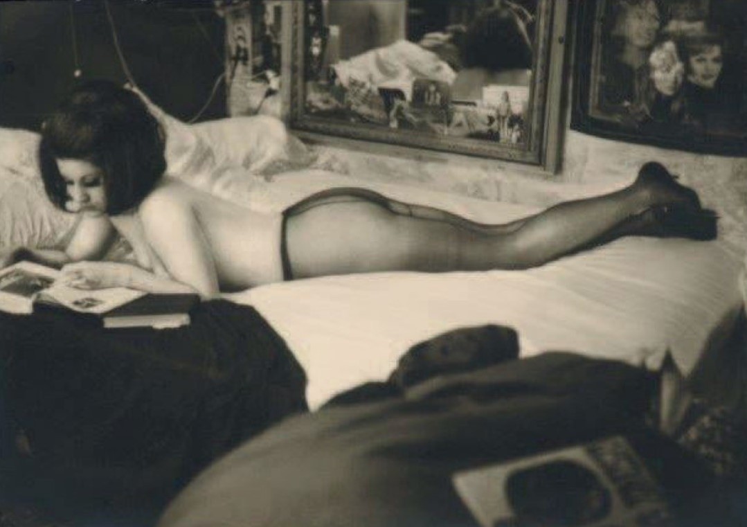 Pierre Molinier, Hanel allongée sur le lit Pierre Molinier, Hanel allongée sur le lit