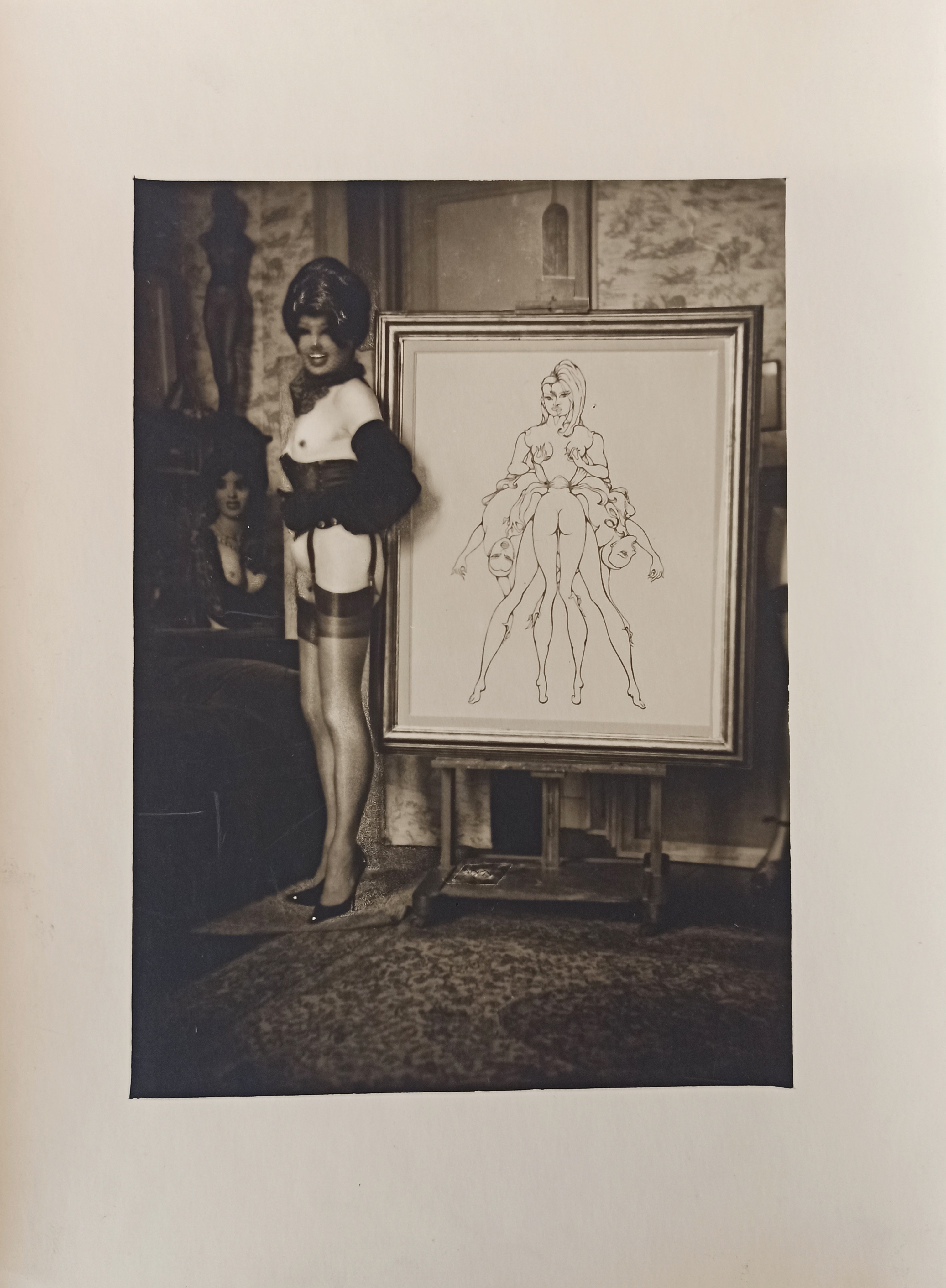 Pierre Molinier, Autoportrait devant «Amours» Pierre Molinier, Autoportrait devant «Amours»
