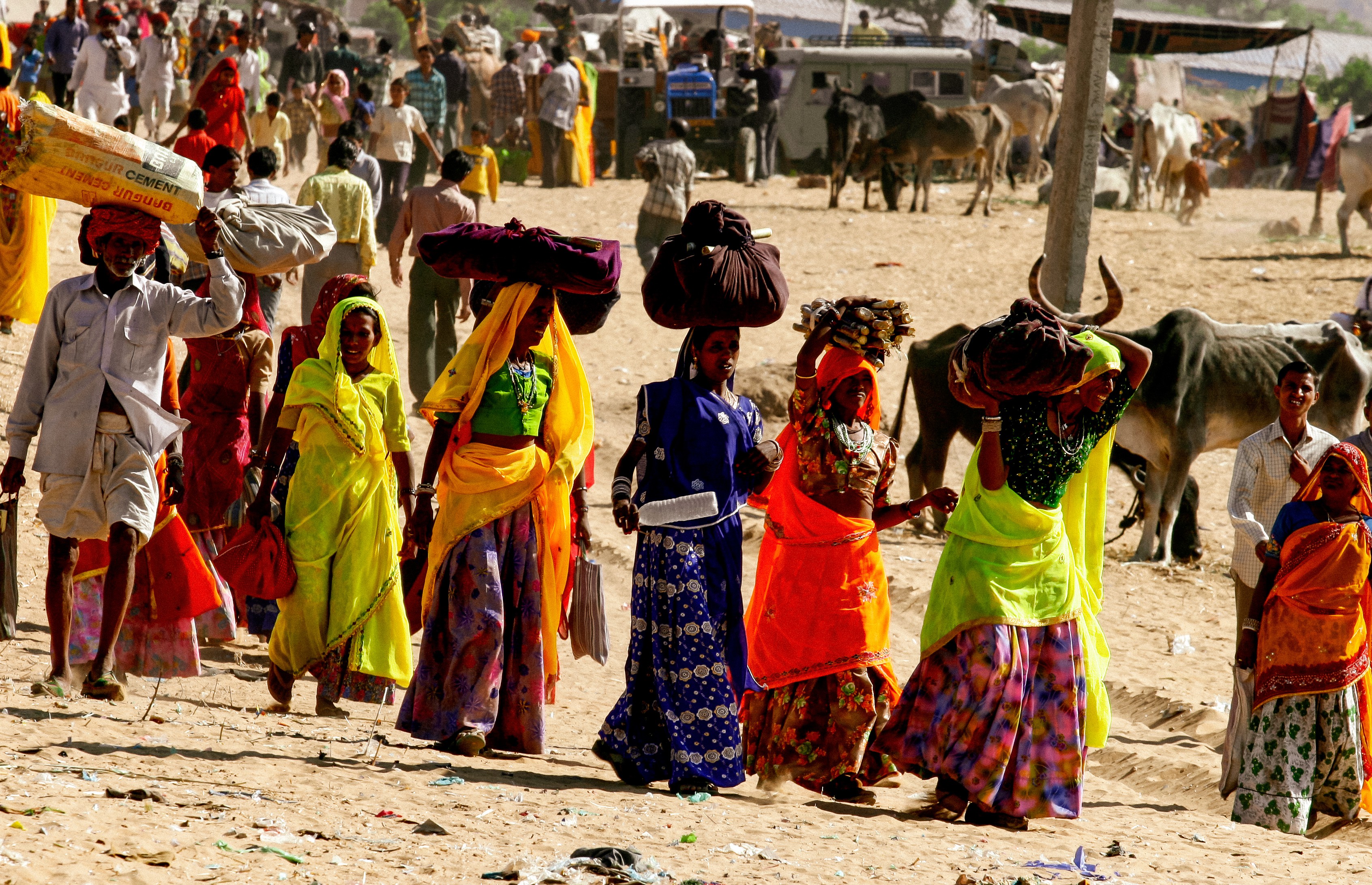 Dominique Leroy, Femmes indiennes, marché de Puskar. Inde Dominique Leroy, Femmes indiennes, marché de Puskar. Inde