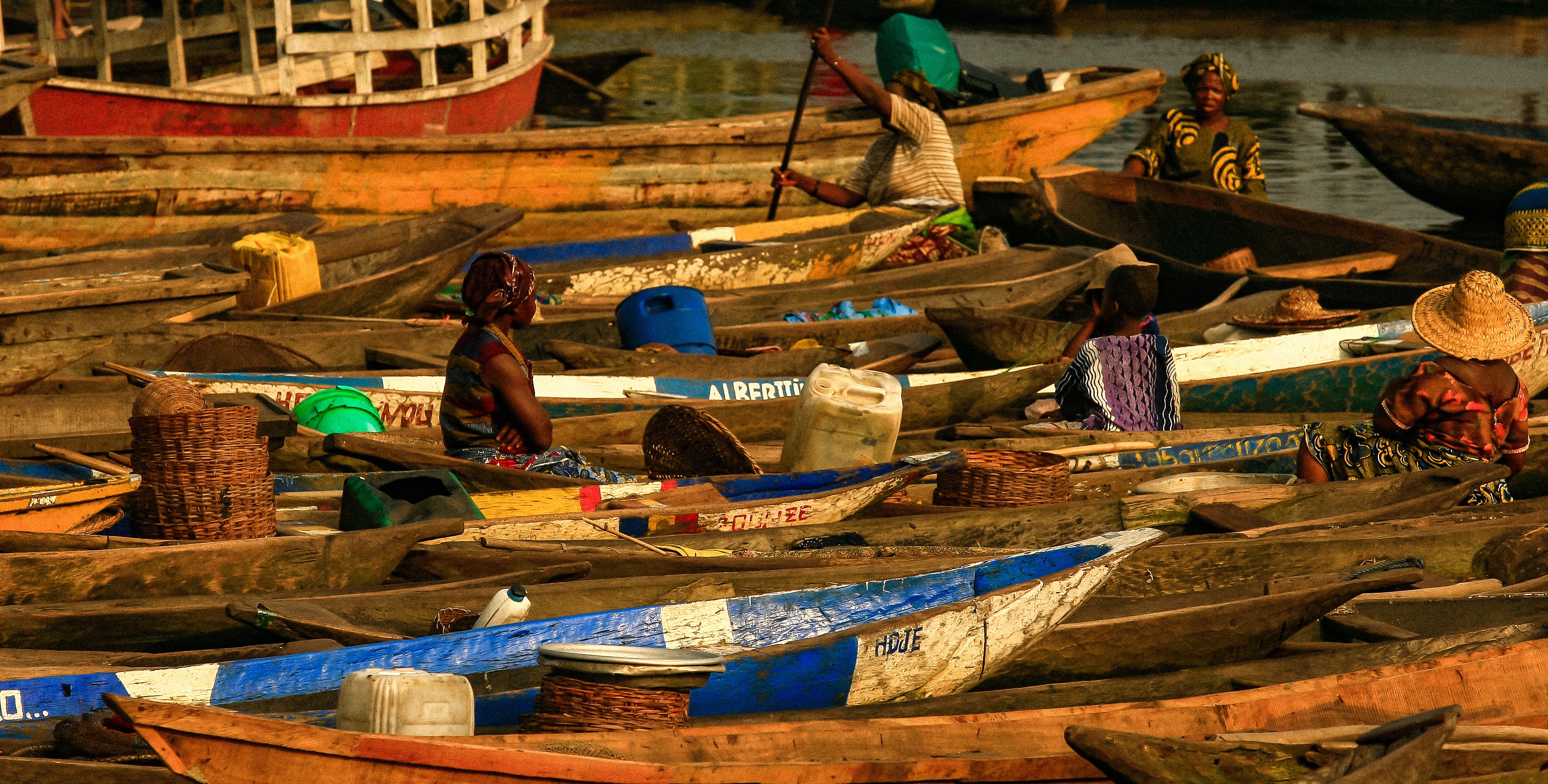 Dominique Leroy, Bénin. Femme et pirogues Dominique Leroy, Bénin. Femme et pirogues