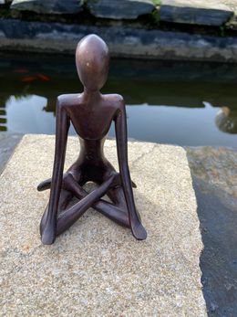Yoga posture lotus mains sur genoux, Carl Jaunay