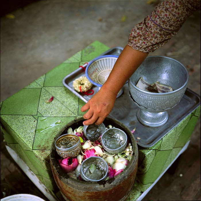 Eric Benard, Cambodge, Phnom Penh, offrandes au Wat Phnom Eric Benard, Cambodge, Phnom Penh, offrandes au Wat Phnom