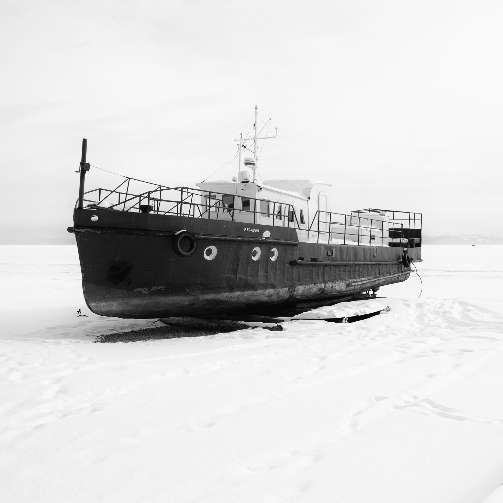 Christophe Gibourg, Bateau à sec sur le lac Baïkal Christophe Gibourg, Bateau à sec sur le lac Baïkal