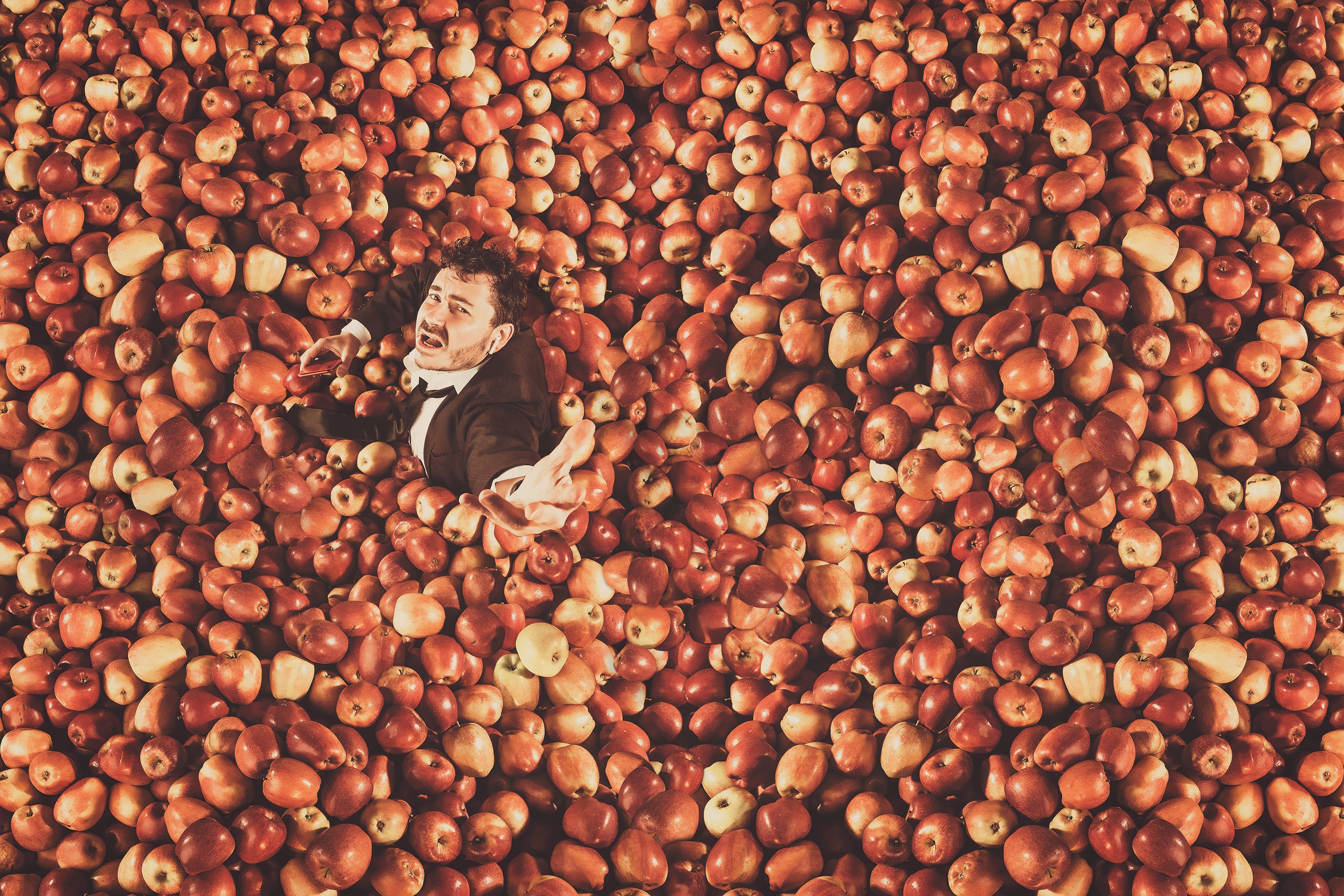Idan Wizen, The drowning of consumption, Apple sauce Idan Wizen, The drowning of consumption, Apple sauce