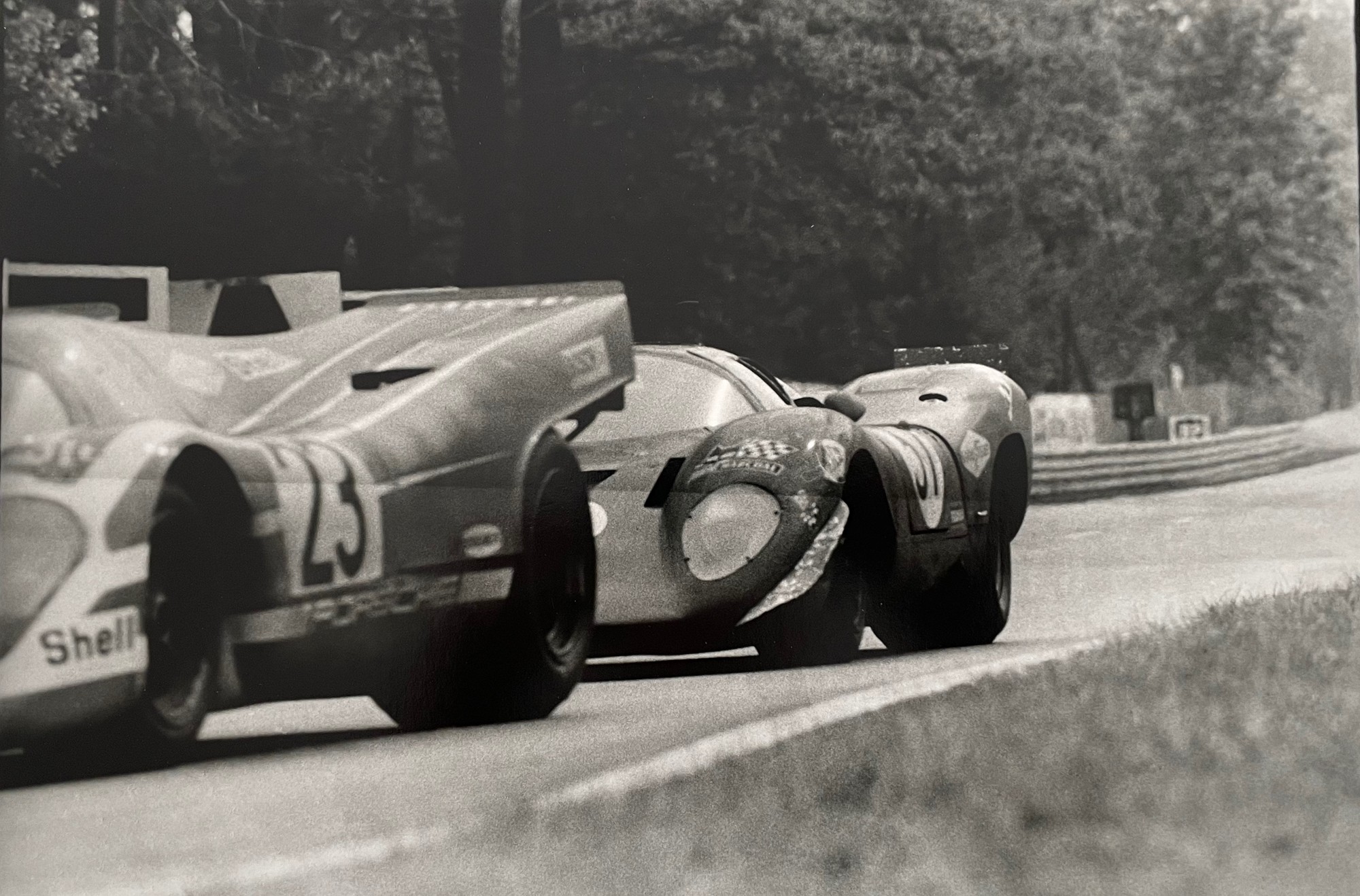 Jacques Violet, 24h du Mans 1970-La MS 660 n°31de Beltoise et Pescarolo à une roue de la Porsche 917K n°23 d’Attwood et Herrmann, 13 juin 1970. Jacques Violet, 24h du Mans 1970-La MS 660 n°31de Beltoise et Pescarolo à une roue de la Porsche 917K n°23 d’Attwood et Herrmann, 13 juin 1970.