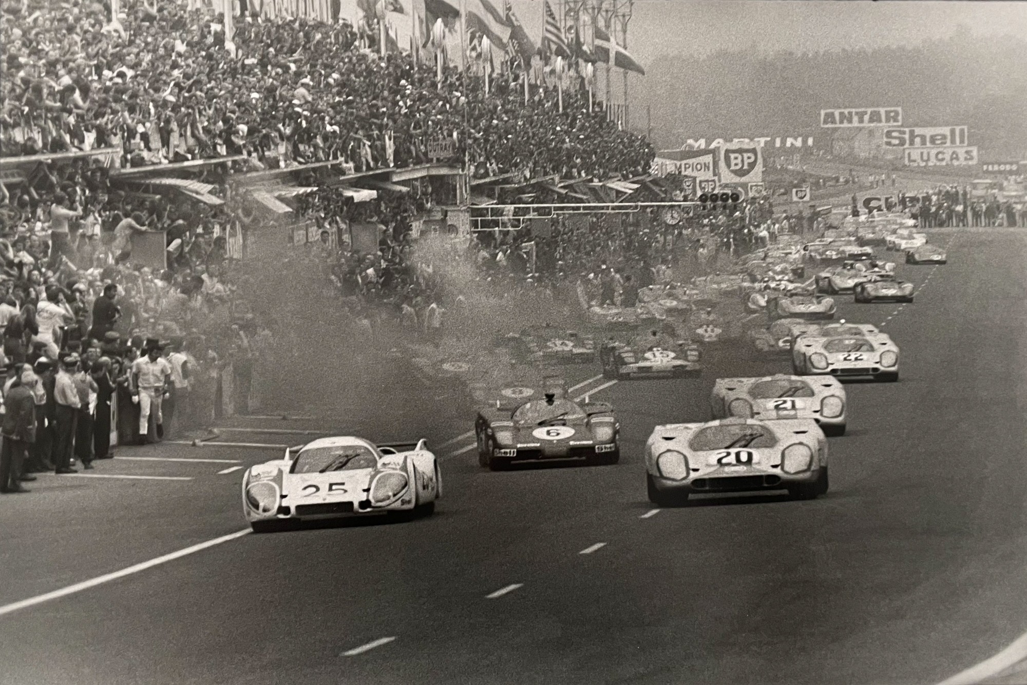 Jacques Violet, 24h du Mans 1970-La fumée au départ des bolides de la 38e édition, 13 juin 1970. Jacques Violet, 24h du Mans 1970-La fumée au départ des bolides de la 38e édition, 13 juin 1970.