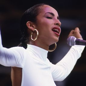 Fotografien, Sade (portrait) sur scène pour le concert "Live Aid", Wembley Stadium de Londres, 13 juillet 1985, Jacques Langevin